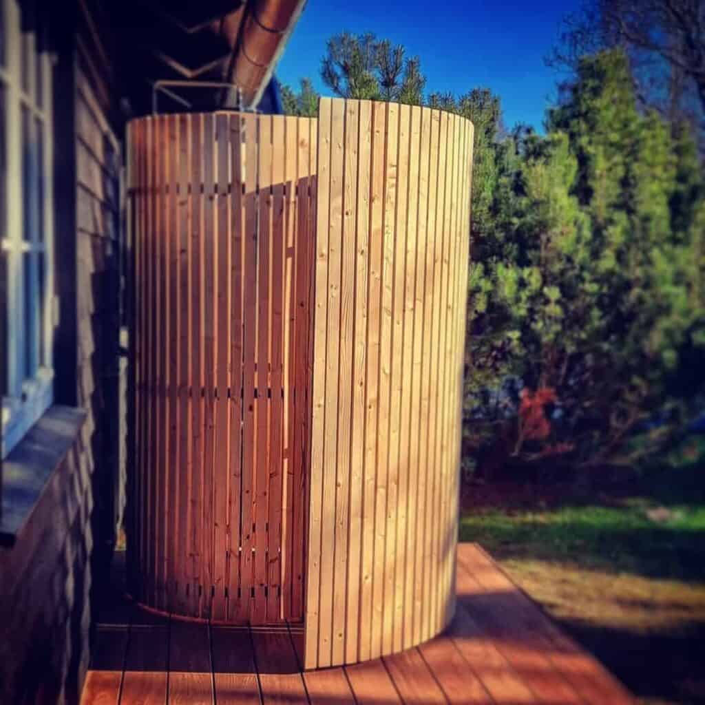 Udendørs bruser i trædesign med naturbaggrund.